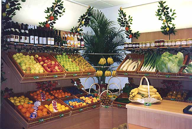 In varianta moderna, chiar legumele si fructele se vand prin autoservire